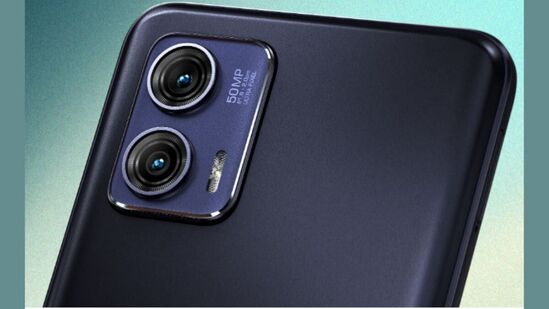 Motorola G73: మోటొరోలా జీ 73. ఈ ఫోన్ ను మొటోరోలా ఇప్పటికే మార్కెట్లో లాంచ్ చేసింది. ఈ 5జీ ఫోన్ లో మీడియాటెక్ డైమెన్సిటీ 930 చిప్ సెట్ ను అమర్చారు. దీని ధర సుమారు రూ. 18999.&nbsp;