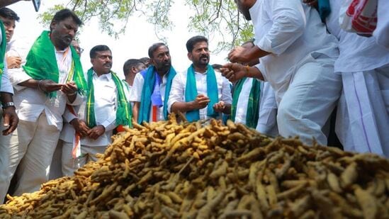 పాదయాత్రలో భాగంగా శనివారం కోరుట్లలో పసుపు రైతులతో మాట్లాడిన రేవంత్ రెడ్డి… వారి సమస్యలను అడిగి తెలుసుకున్నారు. కాంగ్రెస్ పార్టీ అధికారంలోకి రాగానే పసుపు రైతుల సమస్యలను పరిష్కరిస్తామని హామీనిచ్చారు.&nbsp;