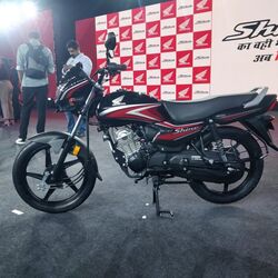 <p>Honda Shine 100: 100 సీసీ సగ్మెంట్ లో హోండా కంపెనీ తీసుకువస్తున్న హోండా షైన్ 100. ఇది ఎంట్రీ లెవెల్ మోటార్ సైకిల్ మార్కెట్లో హీరో స్ప్లెండర్, బజాజ్ ప్లాటినా తదితర మోడల్స్ కు పోటీగా నిలవనుంది.</p>