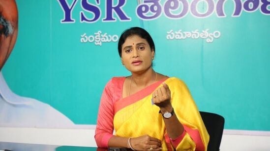 బీఆర్ఎస్ మంత్రులు, ఎమ్మెల్యేలకు మహిళలంటే గౌరవం లేదన్నారు వైఎస్ షర్మిల. ఈ సందర్భంగా &nbsp;అసభ్యకరంగా దూషించిన వీడియోలను మహిళా కమిషన్ ముందు ఉంచారు.