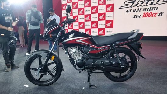 Honda Shine 100: 100 సీసీ సగ్మెంట్ లో హోండా కంపెనీ తీసుకువస్తున్న హోండా షైన్ 100. ఇది ఎంట్రీ లెవెల్ మోటార్ సైకిల్ మార్కెట్లో హీరో స్ప్లెండర్, బజాజ్ ప్లాటినా తదితర మోడల్స్ కు పోటీగా నిలవనుంది.