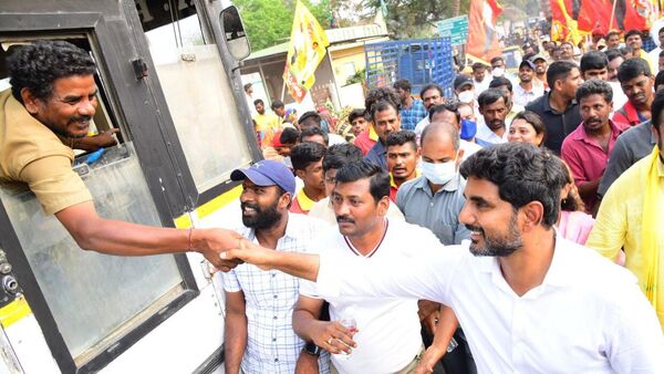 పాదయాత్రలో భాగంగా ఆర్టీసీ డ్రైవర్ తో కరచాలనం చేస్తున్న నారా లోకేశ్.