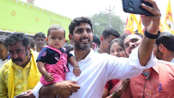 చిన్నారితో సెల్ఫీ దిగుతున్న &nbsp;టీడీపీ జాతీయ ప్రధాన కార్యదర్శి నారా లోకేశ్.&nbsp;