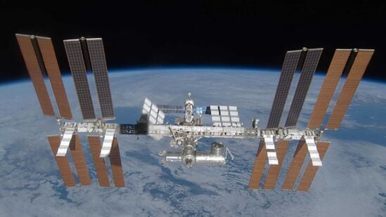 The space tug : నిజానికి ఐఎస్ఎస్ ను కక్ష నుంచి తప్పించే ఈ కార్యక్రమంలో అమెరికా స్పేస్ ఏజెన్సీ నాసాతో పాటు, రష్యా, యూరోప్, కెనెడా, జపాన్ ల స్పేస్ ఏజెన్సీలు కూడా సహకరిస్తున్నాయి.