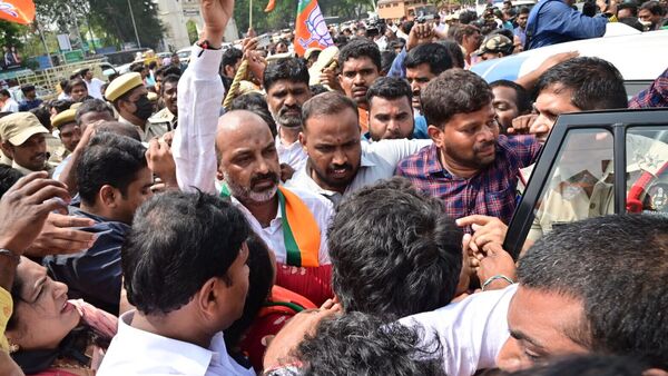 దీక్షలో ఎమ్మెల్యే ఈటల రాజేందర్ మాట్లాడుతుండగానే పోలీసులు మైక్ కట్ చేశారు. వెంటనే వారిని చుట్టుముట్టి అదుపులోకి తీసుకున్నారు. &nbsp;