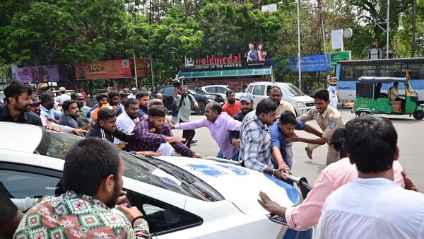 పోలీస్ వాహనాన్ని ముందుకు వెళ్లకుండా కార్యకర్తలు అడ్డుకున్నారు. అడ్డుకున్న కార్యకర్తలందరినీ పోలీసులు అదుపులోకి తీసుకున్నారు. &nbsp;