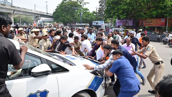 దీక్ష ముగించే సమయంలో టీఎస్‌పీఎస్సీ కార్యాలయానికి వెళ్తామని బండి సంజయ్‌&nbsp;ప్రకటించడంతో పోలీసులు అప్రమత్తమయ్యారు.&nbsp;గన్‌పార్కు నుంచి బయల్దేరే క్రమంలో వారిని చుట్టుముట్టారు.&nbsp;