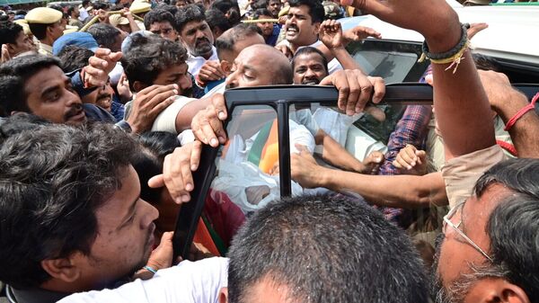 బండి సంజయ్ తో పాటు ఎమ్మెల్సీ ఈటల రాజేందర్ ను కూడా పోలీసులు అరెస్ట్ చేశారు. బలవంతంగా పోలీసు వాహనంలోకి ఎక్కించారు.&nbsp;