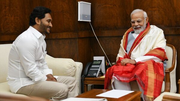 &nbsp;పార్లమెంటులోని ప్రధానమంత్రి కార్యాలయంలో మోదీతో శుక్రవారం సీఎం జగన్ భేటీ అయ్యారు. విభజన చట్టంలోని అంశాలు, పోలవరం ప్రాజెక్ట్, తెలంగాణ నుంచి రావాల్సిన నిధులు గురించి చర్చించారు.