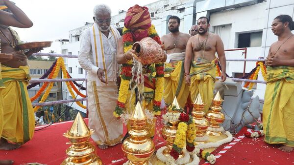 చెన్నయ్ టీ నగర్‌లో టీటీడీ నిర్మించిన ఈ పద్మావతి అమ్మవారి ఆలయానికి సినీ నటి కాంచన.. స్థలాన్ని విరాళంగా &nbsp;ఇచ్చారు. దీని విలువ సుమారు రూ. 40కోట్ల వరకు ఉంటుంది. ఇక &nbsp;రూ.10 కోట్లతో టీటీడీ ఈ ఆలయ నిర్మాణం చేపట్టింది. &nbsp;చెన్నై స్థానిక సలహా మండలి అధ్యక్షులు శేఖర్ రెడ్డి, సభ్యులు స్మిత ఇతర సభ్యుల ఆధ్వర్యంలో రూ.5 కోట్లతో గాలిగోపురం, కలశాలు ఏర్పాటు చేశారు.&nbsp;