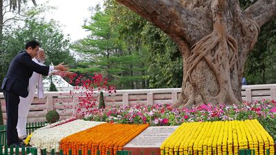 .Japan's PM Kishida visit: &nbsp;ఢిల్లీలోని బుద్ధ జయంతి పార్క్ లో ఉన్న పవిత్ర బోధి వృక్షం వద్ద భారత ప్రధాని మోదీ,, జపాన్ ప్రధాని కుషిదా
