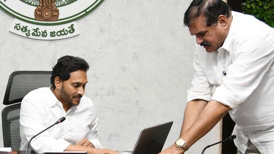 పథకం ప్రారంబిస్తున్న సీఎం జగన్