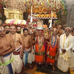 <p>బుధవారం ఉదయం ఏడు నుంచి 9 గంటల నడుమ విమాన ప్రాకారం, ధ్వజస్తంభం చుట్టూ ఊరేగింపుగా ఆలయంలోనికి ప్రవేశించారు.. ఆ తరువాత శ్రీవారి మూలవిరాట్టుకు, ఉత్స‌వ‌మూర్తులకు నూతన వస్త్రాలను సమర్పించారు.&nbsp;</p>