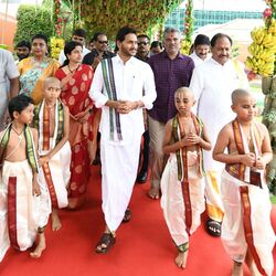 <p>శ్రీ శోభ‌కృత్ నామ సంవ‌త్స‌ర‌మంతా ప్ర‌జ‌ల‌కు మంచి జ‌ర‌గాల‌ని ఆకాక్షించిన ముఖ్యమంత్రి జగన్. రైతులకు మేలు జరగాలని.. అక్క చెల్లెమ్మలు, సకల వృత్తుల వారు సంతోషంగా ఉండాలని ఆకాంక్షించారు.</p>