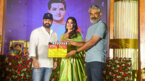 NTR30 Launch Photos: దర్శక ధీరుడు రాజమౌళి ముఖ్య అతిథిగా హాజరై తారక్, జాన్వీపై క్లాప్ ఇచ్చారు. ఈ ఫొటోల్లో తారక్ డాషింగ్ లుక్ లో కనిపిస్తుండగా.. జాన్వీ చీరలో చాలా ముద్దుగా అనిపించింది.