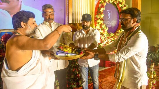 NTR30 Launch Photos: తారక్ తోపాటు దర్శకనిర్మాతలు ఈ ఎన్టీఆర్30 పూజా కార్యక్రమాల్లో పాల్గొన్నారు. హైదరాబాద్ లో ఈ లాంచ్ జరిగింది.