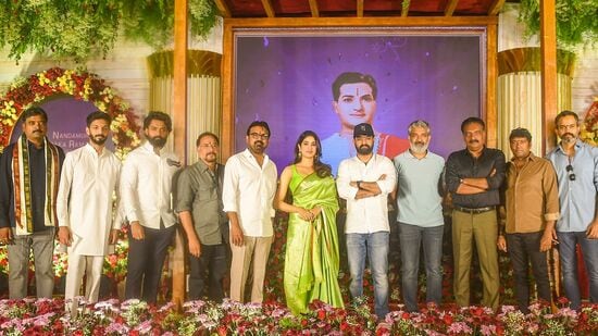NTR30 Launch Photos: ఎన్టీఆర్30 పూజా కార్యక్రమాల్లో రాజమౌళి, ప్రశాంత్ నీల్ ప్రత్యేక ఆకర్షణగా నిలిచారు. గతేడాది రెండు అతి పెద్ద హిట్స్ అందించిన ఈ దర్శకులు వీళ్లు.