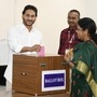 ఎమ్మెల్సీ ఎన్నికల్లో ఓటు వేస్తున్న సిఎం జగన్మోహన్ రెడ్డి <p>ఎమ్మెల్సీ ఎన్నికల్లో ఓటు వేస్తున్న సిఎం జగన్మోహన్ రెడ్డి</p>