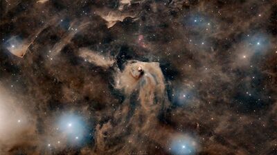 Dark Nebulae and the Taurus Molecular Cloud&nbsp;- టారస్ మాలిక్యలార్ క్లౌడ్ (TMC) లోని నక్షత్రాలు, డార్క్ నెబ్యూలే ఉన్న చిత్రం ఇది. భూమికి 400 కాంతి సంవత్సరాల దూరంలో ఉంది. మన సౌర వ్యవస్థకు అత్యంత సమీపంలో ఈ టారస్ మాలిక్యలార్ క్లౌడ్ (TMC) &nbsp;ఉంది.