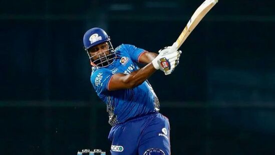 Most Sixes in IPL: ముంబై ఇండియన్స్ తరఫున ఆడిన వెస్టిండీస్ బ్యాటర్ కీరన్ పొలార్డ్ 189 మ్యాచ్ లలో 223 సిక్స్ లు కొట్టాడు. మొత్తం 3412 రన్స్ చేసిన పొలార్డ్ గతేడాదితో ఐపీఎల్ కు గుడ్ బై చెప్పాడు.