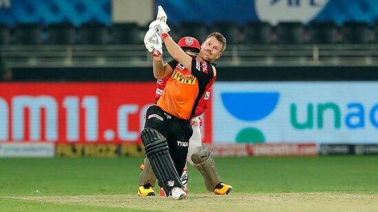 Most Sixes in IPL: డేవిడ్ వార్నర్ 162 మ్యాచ్ లలో 211 సిక్స్ లతో ఏడోస్థానంలో ఉన్నాడు. వార్నర్ ఐపీఎల్లో 5881 రన్స్ చేశాడు.