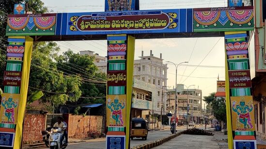 భద్రాచలంలో స్వాగత తోరణాలు