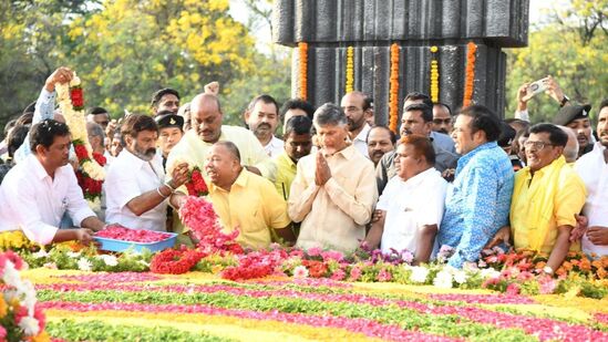 ఎన్టీఆర్‌ ఆశయ సాధనకు ప్రతి ఒక్కరూ పునరంకితం కావాలని చంద్రబాబు పిలుపునిచ్చారు. ఆత్మగౌరవ పతాకంగా, రాజకీయ చైతన్యానికి సంకేతంగా &nbsp;టీడీపీ ఆవిర్భవించి 41 ఏళ్లు పూర్తయిందన్నారు లోకేశ్. ఎన్టీఆర్‌ ఆశయాల మేరకు అణగారిన వర్గాలకు పసుపు జెండా అండగా నిలిచిందని ట్వీట్ చేశారు.