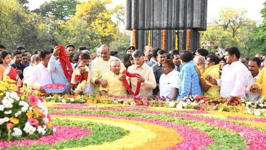 తెలుగుదేశం పార్టీ ఆవిర్భావ వేడుకల సందర్భంగా ఆ పార్టీ అధినేత చంద్రబాబు ఎన్టీఆర్ ఘాట్ కు వచ్చారు. స్వర్గీయ ఎన్టీఆర్ కు నివాళులు అర్పించారు. ఈ కార్యక్రమంలో ఇరు పార్టీల రాష్ట్ర అధ్యక్షులతో పాటు ఎమ్మెల్యే బాలకృష్ణ, ఇతర ముఖ్య నేతలు పాల్గొన్నారు.