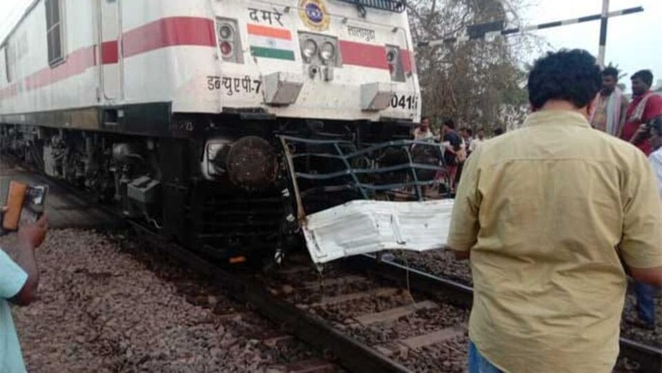 Duronto Express Accident భీమడోలులో బోలెరోను ఢీకొట్టిన దురంతో ఎక్స్