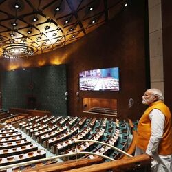 <p>పార్లమెంట్​ భవనాన్ని పరిశీలిస్తున్న ప్రధానమంత్రి నరేంద్ర మోదీ.</p>