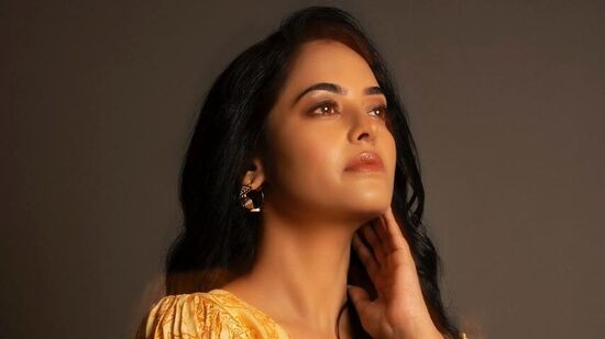 ఆదివారం ఎల్లో క‌ల‌ర్ స్లీవ్‌లెస్ డ్రెస్‌లో గ్లామ‌ర్ మెరుపుల‌తో క‌వ్వించింది బిందుమాధ‌వి.&nbsp;