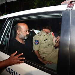 <p>తెలంగాణ రాష్ట్ర బీజేపీ అధ్యక్షుడు బండి సంజయ్‌ను కరీంనగర్‌ పోలీసులు అరెస్ట్ చేశారు. మంగళవారం అర్థరాత్రి దాటిన తర్వాత భారీ సంఖ్యలో పోలీసులు బండి సంజయ్ ఇంటిని ముట్టడించారు. అప్పటికే బండి సంజయ్ ఇంటి వద్ద ఉన్న కార్యకర్తలు పోలీసుల్ని అడ్డుకున్నారు. ఈ సందర్భంగా తోపులాట జరిగింది.<br>&nbsp;</p>
