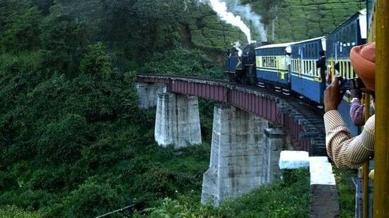 Darjeeling: టీ ఎస్టేట్స్ కు ఫేమస్ ఈ డార్జిలింగ్. టాయ్ ట్రైన్ రైడ్ ను ఎంజాయ్ చేయొచ్చు. వేసవి విడిదికి బెస్ట్ ప్లేస్. ఇక్కడి బౌద్ధ ఆరామాలు, ఫారెస్ట్ లో జీప్ సఫారీ తప్పక చూసి తీరాల్సినవి.&nbsp;