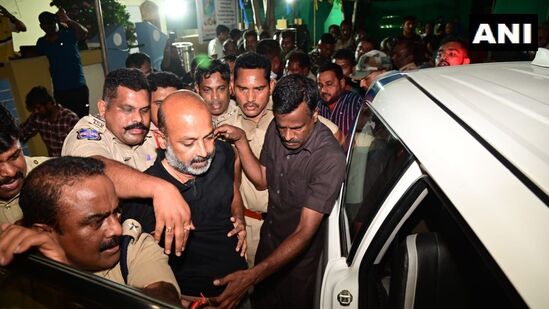 బండి సంజయ్ తరపున వాదనలు వినిపించేందుకు బీజేపీ తరపు న్యాయవాదులు సిద్ధమయ్యారు. రిమాండ్ విధించే అవకాశం ఉన్న నేపథ్యంలో…. పోలీసులు పెట్టిన కేసులను సవాల్ చేసే అవకాశం ఉందని తెలుస్తోంది. బండి సంజయ్ తరపున వాదనలు వినిపించేందుకు బీజేపీ తరపు న్యాయవాదులు సిద్ధమయ్యారు. రిమాండ్ విధించే అవకాశం ఉన్న నేపథ్యంలో…. పోలీసులు పెట్టిన కేసులను సవాల్ చేసే అవకాశం ఉందని తెలుస్తోంది.