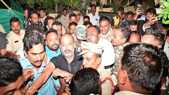 బండి సంజయ్ ను వరంగల్ జిల్లా కోర్టులో ప్రవేశపెట్టే అవకాశం ఉందని తెలుస్తోంది. ఇప్పటికే కోర్టు పరిసర ప్రాంతాల్లో భారీ బందోబస్తు చేపట్టారు. బండి సంజయ్ ను వరంగల్ జిల్లా కోర్టులో ప్రవేశపెట్టే అవకాశం ఉందని తెలుస్తోంది. ఇప్పటికే కోర్టు పరిసర ప్రాంతాల్లో భారీ బందోబస్తు చేపట్టారు.