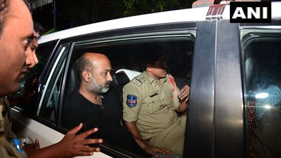 తెలంగాణ రాష్ట్ర బీజేపీ అధ్యక్షుడు బండి సంజయ్ను కరీంనగర్ పోలీసులు అరెస్ట్ చేశారు. మంగళవారం అర్థరాత్రి దాటిన తర్వాత భారీ సంఖ్యలో పోలీసులు బండి సంజయ్ ఇంటిని ముట్టడించారు. అప్పటికే బండి సంజయ్ ఇంటి వద్ద ఉన్న కార్యకర్తలు పోలీసుల్ని అడ్డుకున్నారు. ఈ సందర్భంగా తోపులాట జరిగింది. తెలంగాణ రాష్ట్ర బీజేపీ అధ్యక్షుడు బండి సంజయ్ను కరీంనగర్ పోలీసులు అరెస్ట్ చేశారు. మంగళవారం అర్థరాత్రి దాటిన తర్వాత భారీ సంఖ్యలో పోలీసులు బండి సంజయ్ ఇంటిని ముట్టడించారు. అప్పటికే బండి సంజయ్ ఇంటి వద్ద ఉన్న కార్యకర్తలు పోలీసుల్ని అడ్డుకున్నారు. ఈ సందర్భంగా తోపులాట జరిగింది. 