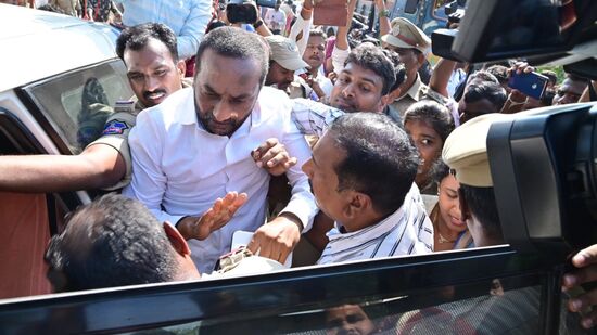 దుబ్బాక ఎమ్మెల్యే రఘునందన్ రావును పోలీసులు అరెస్ట్ చేశారు. రాష్ట్ర బీజేపీ అధ్యక్షుడు బండి సంజయ్ను కలిసేందుకు యాదాద్రి జిల్లా బొమ్మలరామారం పోలీస్ స్టేషన్కు వెళ్లిన రఘునందర్రావును పోలీసులు అదుపులోకి తీసుకున్నారు.పోలీస్ స్టేషన్ లోపలికి వెళ్లేందుకు రఘునందన్ ప్రయత్నాలు చేయగా.. పోలీసులు అడ్డుకున్నారు. ఫలితంగా స్థానికంగా ఉద్రిక్త పరిస్థితులు నెలకొన్నాయి. మరోవైపు ఈటల రాజేందర్ ను కూడా పోలీసులు అదుపులోకి తీసుకున్నట్లు తెలుస్తోంది. దుబ్బాక ఎమ్మెల్యే రఘునందన్ రావును పోలీసులు అరెస్ట్ చేశారు. రాష్ట్ర బీజేపీ అధ్యక్షుడు బండి సంజయ్ను కలిసేందుకు యాదాద్రి జిల్లా బొమ్మలరామారం పోలీస్ స్టేషన్కు వెళ్లిన రఘునందర్రావును పోలీసులు అదుపులోకి తీసుకున్నారు.పోలీస్ స్టేషన్ లోపలికి వెళ్లేందుకు రఘునందన్ ప్రయత్నాలు చేయగా.. పోలీసులు అడ్డుకున్నారు. ఫలితంగా స్థానికంగా ఉద్రిక్త పరిస్థితులు నెలకొన్నాయి. మరోవైపు ఈటల రాజేందర్ ను కూడా పోలీసులు అదుపులోకి తీసుకున్నట్లు తెలుస్తోంది.