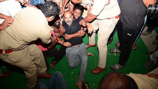 పేపర్ లీకేజీలో, ప్రచారం వెనక ఎంపీ బండి సంజయ్ పాత్ర ఉందని.. కుట్రదారుడిగా పేర్కొన్నారు పోలీసులు. 420, 120(బి), సెక్షన్ 5 ప్రివెన్షన్ ఆఫ్ మాల్ ప్రాక్టీస్ యాక్ట్ కింద కేసులు నమోదు చేశారు. పేపర్ లీకేజీలో, ప్రచారం వెనక ఎంపీ బండి సంజయ్ పాత్ర ఉందని.. కుట్రదారుడిగా పేర్కొన్నారు పోలీసులు. 420, 120(బి), సెక్షన్ 5 ప్రివెన్షన్ ఆఫ్ మాల్ ప్రాక్టీస్ యాక్ట్ కింద కేసులు నమోదు చేశారు.