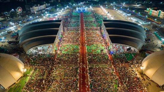 భక్త జన బృందాలు, చెక్క భజనలు, కోలాటాలు, కేరళ వాయిద్యాలు భక్తులను ఆకట్టుకున్నాయి. స్వామి వారి కల్యాణ వేడుకను చూసేందుకు భక్తులు భారీగా తరలివచ్చారు. భక్త జన బృందాలు, చెక్క భజనలు, కోలాటాలు, కేరళ వాయిద్యాలు భక్తులను ఆకట్టుకున్నాయి. స్వామి వారి కల్యాణ వేడుకను చూసేందుకు భక్తులు భారీగా తరలివచ్చారు.