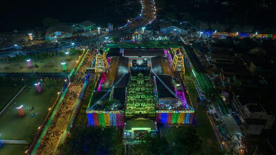 బ్రహ్మోత్సవాల సందర్బంగా చైత్ర శుద్ద చతుర్దశి నాడు అది కూడా రాత్రి పూట మాత్రమే కల్యాణోత్సవం నిర్వహించారు. ఒంటిమిట్ట కోదండ రామాలయం ప్రాంగణంలో 52 ఎకరాల విస్తీర్ణంలో కల్యాణ వేదికను ఏర్పాటు చేశారు. రంగు రంగుల లైట్లతో ప్రాంగణం మెరిసిపోయింది. బ్రహ్మోత్సవాల సందర్బంగా చైత్ర శుద్ద చతుర్దశి నాడు అది కూడా రాత్రి పూట మాత్రమే కల్యాణోత్సవం నిర్వహించారు. ఒంటిమిట్ట కోదండ రామాలయం ప్రాంగణంలో 52 ఎకరాల విస్తీర్ణంలో కల్యాణ వేదికను ఏర్పాటు చేశారు. రంగు రంగుల లైట్లతో ప్రాంగణం మెరిసిపోయింది.