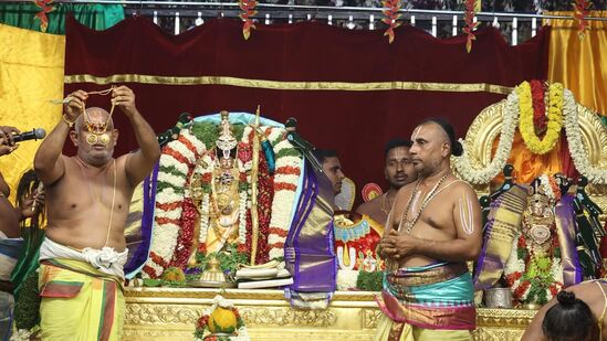 సీతారామ కల్యాణ మహోత్సవం ఒంటిమిట్టలో చైత్ర పౌర్ణమి రోజు, పున్నమి కాంతుల్లో జరగడం ఆనవాయితీ. ఇక ఎదుర్కోలు ఉత్సవంలో భాగంగా సీతారాముల ఉత్సవ మూర్తులను ప్రత్యేకంగా అలంకరించారు. మంగళవాయిద్యాలు, భక్తుల కోలాటాల నడుమ ఊరేగింపు నిర్వహించారు. సీతారామ కల్యాణ మహోత్సవం ఒంటిమిట్టలో చైత్ర పౌర్ణమి రోజు, పున్నమి కాంతుల్లో జరగడం ఆనవాయితీ. ఇక ఎదుర్కోలు ఉత్సవంలో భాగంగా సీతారాముల ఉత్సవ మూర్తులను ప్రత్యేకంగా అలంకరించారు. మంగళవాయిద్యాలు, భక్తుల కోలాటాల నడుమ ఊరేగింపు నిర్వహించారు.