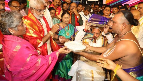 ప్రభుత్వం తరఫున దేవాదాయ శాఖ మంత్రి కొట్టు సత్యనారాయణ పట్టు వస్త్రాలు సమర్పించారు. ఈ కార్యక్రమంలో టీటీడీ ఛైర్మన్ వైవీ సుబ్బారెడ్డి దంపతులు కూడా పాల్గొన్నారు. ప్రభుత్వం తరఫున దేవాదాయ శాఖ మంత్రి కొట్టు సత్యనారాయణ పట్టు వస్త్రాలు సమర్పించారు. ఈ కార్యక్రమంలో టీటీడీ ఛైర్మన్ వైవీ సుబ్బారెడ్డి దంపతులు కూడా పాల్గొన్నారు.