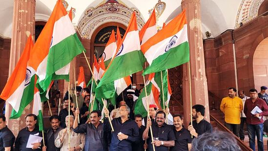 Opposition MPs Tiranga March : ప్రభుత్వం తీరుకు నిరసనగా బడ్జెట్ సమావేశాల చివరి రోజు విపక్షాలు తిరంగా మార్చ్ నిర్వహించాయి. ఈ తిరంగా మార్చ్ లో వివిధ ప్రతిపక్ష పార్టీల ఎంపీలు పాల్గొన్నారు. ఢిల్లీలోని పార్లమెంటు భవనం నుంచి విజయ్ చౌక వరకు త్రివర్ణ పతాకంతో ఎంపీల పాదయాత్ర కొనసాగింది.&nbsp;