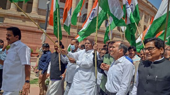 Opposition MPs Tiranga March : విపక్షాల తిరంగా మార్చ్ లో వివిధ ప్రతిపక్ష పార్టీల ఎంపీలు. పార్లమెంటు భవనం నుంచి విజయ్ చౌక వరకు త్రివర్ణ పతాకంతో ఎంపీల పాదయాత్ర కొనసాగింది.&nbsp;