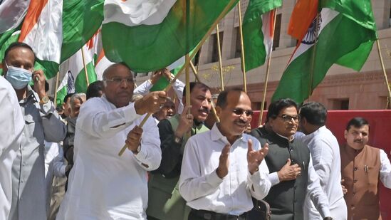 Opposition MPs Tiranga March : విపక్షాల తిరంగా మార్చ్ లో &nbsp;ఇతర ఎంపీలతో కాంగ్రెస్ చీఫ్ మల్లిఖార్జున్ ఖర్గే. వివిధ ప్రతిపక్ష పార్టీల ఎంపీలతో పార్లమెంటు భవనం నుంచి విజయ్ చౌక వరకు తిరంగ మార్చ్ కొనసాగింది.