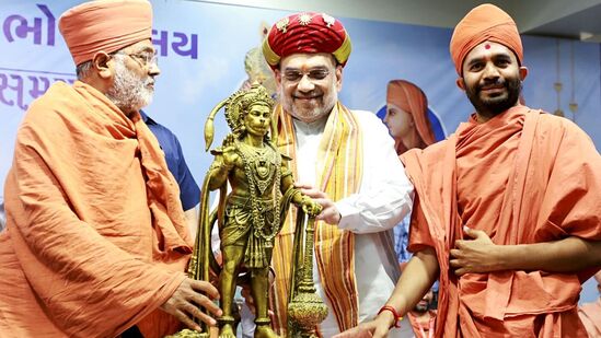 గుజరాత్ లోని బొటాడ్ జిల్లాలో ఉన్న సాలంగ్ పూర్ లో కేంద్ర హో మంత్రి అమిత్ షా కు హనుమాన్ విగ్రహాన్ని బహూకరిస్తున్న దృశ్యం