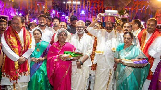 రాష్ట్ర ప్రభుత్వం తరపున ముత్యాల తలంబ్రాలు, పట్టు వస్త్రాలు సమర్పిస్తున్న మంత్రులు&nbsp;
