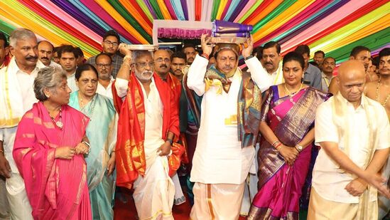 ముత్యాల తలంబ్రాలు తీసుకొస్తున్న దేవాదాయ మంత్రి కొట్టు సత్యానారాయణ