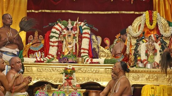 కోదండరాముడి కల్యణోత్సవాన్ని నిర్వహిస్తున్న &nbsp;అర్చకులు