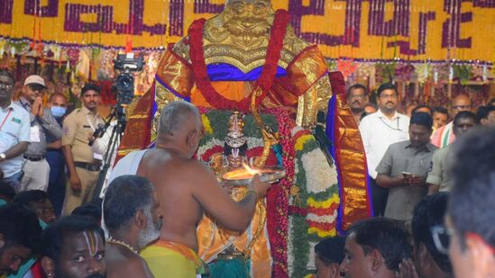 కోదండరాముడికి హారతులిస్తున్న అర్చకులు